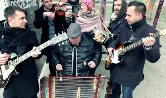 Zenék a Balkánról: Cimbaliband a Borok Utcájában pénteken
