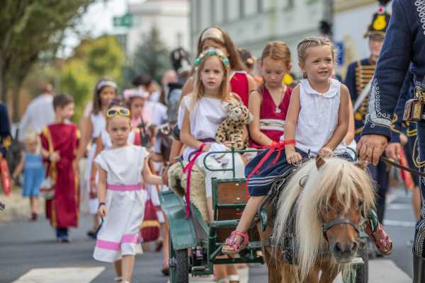 Gyerekek karneváli felvonulása