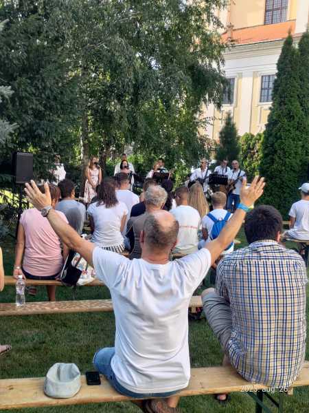 Keresztény zenekarok dicsőítő koncertjei és tanúságtétele 