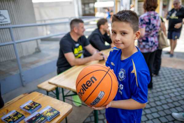 Bajnokok tere a Falco KC csapatával